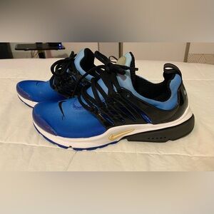 Nike Men’s Blue and Black Athletic Sneakers with Gold Swoosh